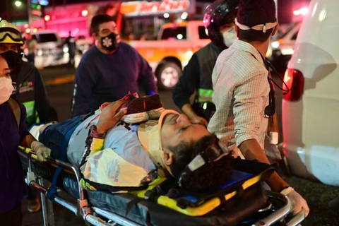 Lực lượng cứu hộ chuyển nạn nhân bị thương tại hiện trường vụ sập đường sắt trên cao ở Mexico City, Mexico ngày 3/5/2021.( Ảnh: AFP/TTXVN)
