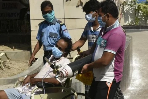 Một bệnh nhân mắc COVID-19 được đưa đến bệnh viện ở Kolkata, Ấn Độ. (Nguồn: RTE) 