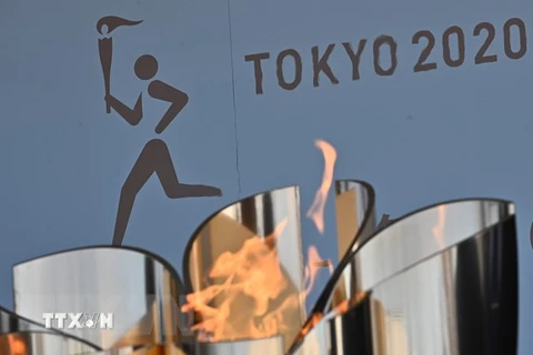Biểu tượng ngọn đuốc Olympic Tokyo 2020 được trưng bày tại khu công viên thủy sinh Aquamarine Fukushima ở Iwaki, tỉnh Fukushima ngày 25/3/2020. (Ảnh: AFP/TTXVN) 