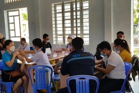 Trung tâm kiểm soát bệnh tật tỉnh Khánh Hòa, trung tâm Y tế Cam Ranh tổ chức tiêm vaccine phòng ngừa COVID-19 cho nhân viên tuyến đầu chống dịch của Cảng.(Nguồn:Vietnam+) 