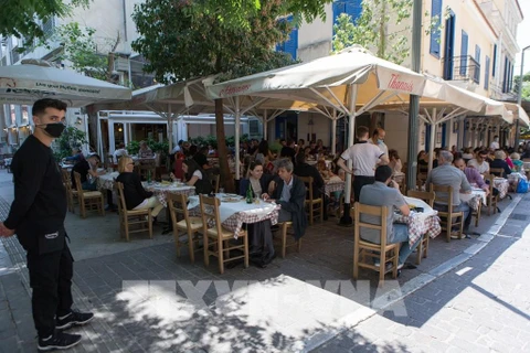 Người dân dùng bữa tại một nhà hàng ở Athens, Hy Lạp ngày 30/5/2020. (Ảnh: THX/ TTXVN)