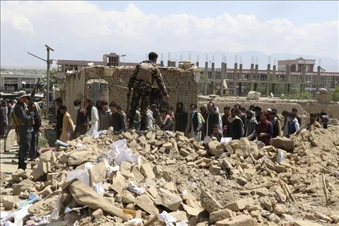 Nhân viên an ninh Afghanistan tại hiện trường một vụ đánh bom xe ở Pul-e-Alam, tỉnh Logar. (Ảnh: AFP/TTXVN)