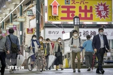 Người dân đeo khẩu trang phòng dịch COVID-19 tại Osaka, Nhật Bản, ngày 7/5/2021. (Ảnh: Kyodo/TTXVN) 