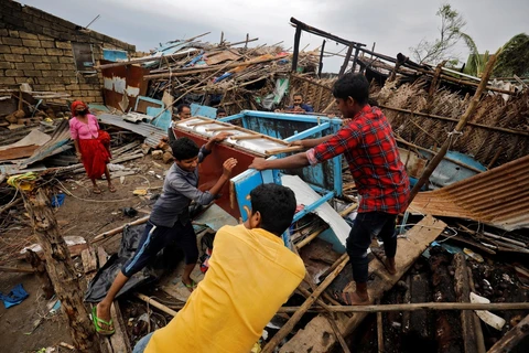 Một ngôi nhà ở Gujarat, Ấn Độ bị sập trong bão Tauktae.(Nguồn:Reuters)