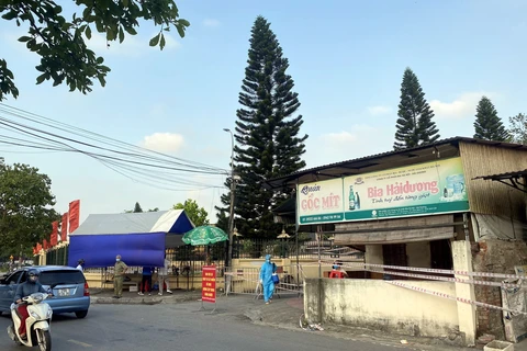 Khoanh vùng, xử lý khử khuẩn tại nơi có ca mắc COVID-19 từng bán hàng ăn sáng, phường Trần Phú, thành phố Hải Dương. (Ảnh: Mạnh Tú - TTXVN)