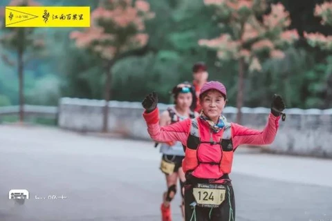 Theo hãng tin Trung Quốc Sina, bà Vương Quế Lan kiên trì chạy hơn 20 km đường núi mỗi ngày, vừa chạy vừa ngắm phong cảnh tại vùng quê Liêu Ninh xinh đẹp của mình.(Nguồn:Odditycentral)