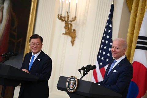 Tổng thống Mỹ Joe Biden (phải) và Tổng thống Hàn Quốc Moon Jae-in tham dự cuộc họp báo chung sau cuộc gặp ở Washington, DC, Mỹ, ngày 21/5/2021.(Ảnh: AFP/TTXVN)