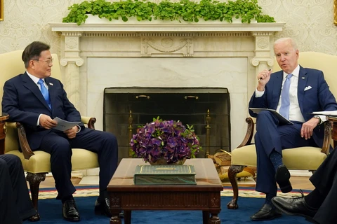 Tổng thống Mỹ Joe Biden (phải) trong cuộc hội đàm với người đồng cấp Hàn Quốc Moon Jae-in tại Nhà Trắng, Washington, ngày 21/5/2021. (Ảnh: YONHAP/TTXVN)
