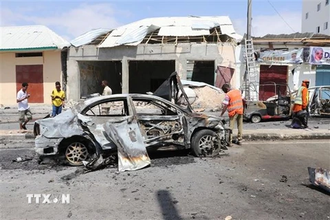 Hiện trường một vụ đánh bom tại Mogadishu, Somalia, ngày 8/1/2020. (Ảnh: AFP/TTXVN) 