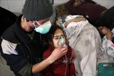 Người dân Syria phải sử dụng thiết bị cấp oxy để thở sau một vụ tấn công bị nghi sử dụng khí độc tại Đông Ghouta. (Ảnh tư liệu: AFP/TTXVN)