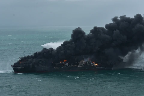 Khói bốc lên sau vụ cháy lớn trên tàu chở hàng X-Press Pearl ngoài khơi Sri Lanka, ngày 26/5/2021. (Ảnh: AFP/TTXVN)