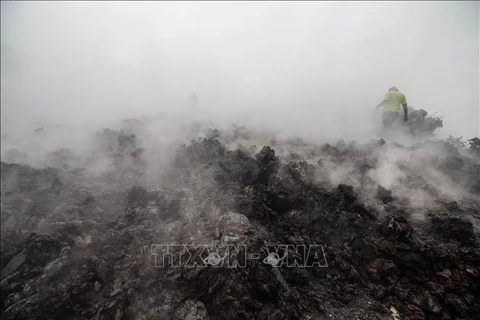 Dung nham phun trào từ núi lửa Nyiragongo tràn xuống khu dân cư tại thành phố Goma, CHDC Congo, ngày 23/5/2021. (Ảnh: AFP/TTXVN)