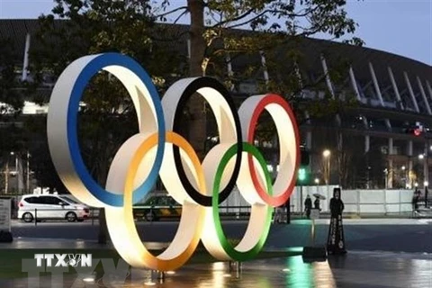 Vòng tròn Olympic được trưng bày tại sân vận động Quốc gia Tokyo, Nhật Bản. (Ảnh: Kyodo/TTXVN) 