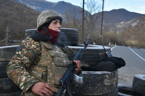 Binh sỹ Armenia nã pháo về phía lực lượng Azerbaijan tại khu vực tranh chấp Nagorny-Karabakh ngày 25/10/2020. (Ảnh: AFP/TTXVN)