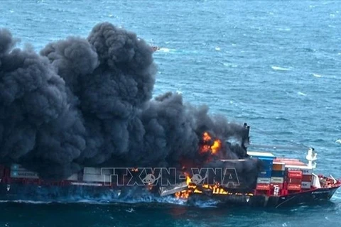 Tàu chở hàng X-PRESS PEARL bốc cháy dữ dội ở ngoài khơi cảng Colombo, Sri Lanka. (Ảnh: Splash247/TTXVN)