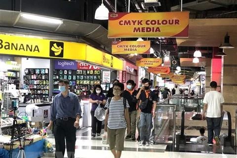 Người dân thủ đô Bangkok đi mua sắm. (Ảnh: Ngọc Quang/TTXVN) 