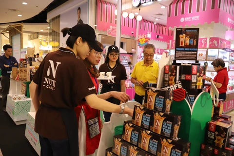 Người tiêu dùng Thái Lan quan tâm đến sản phẩm của Việt Nam tại một hội chợ hàng Việt Nam. (Ảnh: Ngọc Quang/Phóng viên TTXVN tại Thái Lan)