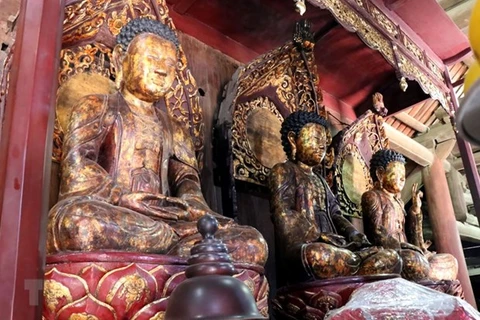 Ba pho tượng Tam Thế tại chùa Búp Tháp, xã Đình Tổ, huyện Thuận Thành, tỉnh Bắc Ninh. (Ảnh: Đinh Văn Nhiều/TTXVN) 