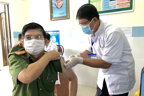Nhân viên y tế thuộc Trung tâm Y tế Quân dân Y huyện Côn Đảo tiêm vaccine phòng COVID-19 cho các đối tượng ưu tiên. (Ảnh: TTXVN)