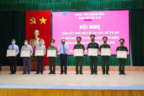 UBND tỉnh Khánh Hòa trao thưởng cho các tập thể và cá nhân có thành tích xuất sắc trong thực hiện đề án. (Ảnh: Phan Sáu - TTXVN)