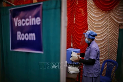 Nhân viên y tế làm việc tại phòng tiêm vaccine phòng COVID-19 ở Kathmandu, Nepal. (Ảnh: THX/TTXVN)