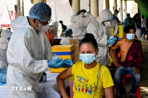 Một điểm tiêm chủng vaccine ngừa COVID-19 tại Phnom Penh, Campuchia. (Ảnh: AFP/TTXVN) 