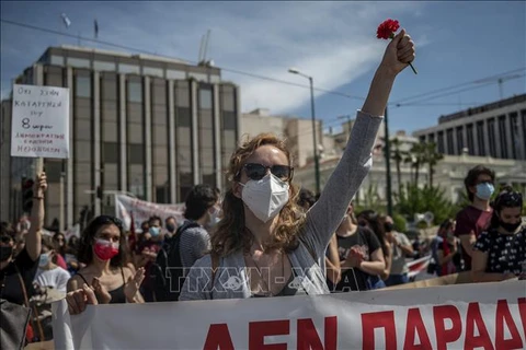 Hơn 16.000 người đã tham gia các cuộc biểu tình riêng rẽ ở thủ đô Athens do các công đoàn và đảng đối lập tổ chức(Ảnh: AFP/TTXVN) 