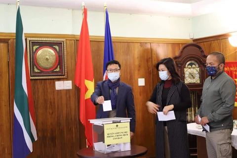 Đại diện Đại sứ quán Việt Nam và cộng đồng người Việt tại Nam Phi.(Ảnh: Trương Phi Hùng/TTXVN) 