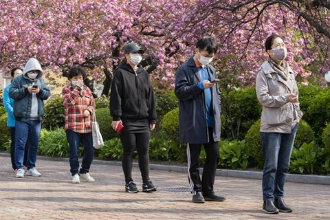 Người dân đeo khẩu trang phòng lây nhiễm COVID-19 tại Seoul, Hàn Quốc. (Ảnh: THX/TTXVN) 