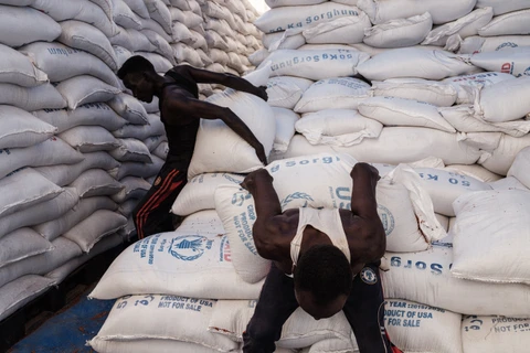 Chuyển lương thực cứu trợ dành cho người tị nạn Ethiopia tại trại tị nạn Um Raquba ở Gedaref, Đông Sudan. (Ảnh; AFP/TTXVN)