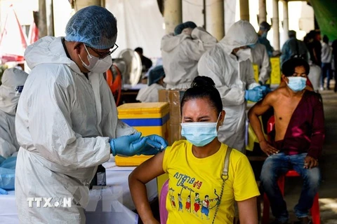 Một điểm tiêm chủng vaccine ngừa COVID-19 tại Phnom Penh, Campuchia. (Ảnh: AFP/TTXVN) 