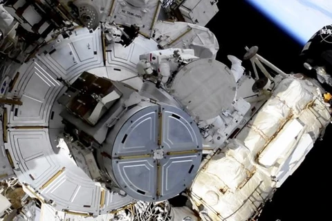 Phi hành gia người Pháp Thomas Pesquet và phi hành gia NASA Shane Kimbrough đã tham gia vào một chuyến đi bộ ngoài không gian vào ngày 16-6 để trang bị cho Trạm vũ trụ quốc tế những tấm pin mặt trời mới. (Ảnh cắt từ clip của NASA.)
