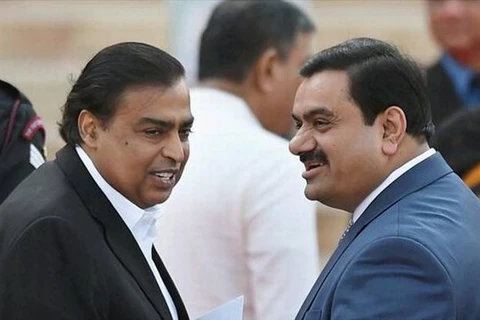 Mukesh Ambani (trái) và Gautam Adani, hai tỷ phú giàu có nhất của Ấn Độ. (Nguồn: thehindu) 
