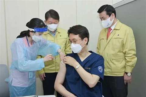 Nhân viên y tế được tiêm vaccine phòng COVID-19 tại Daegu, Hàn Quốc, ngày 3/3/2021. (Ảnh: Yonhap/TTXVN) 