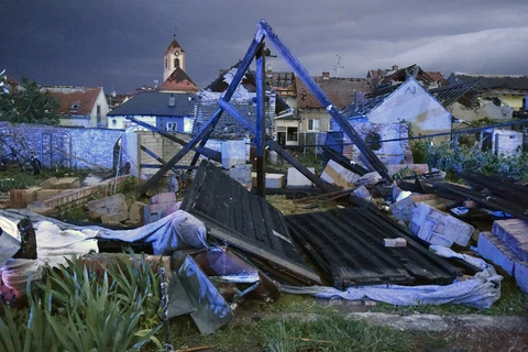 Quang cảnh đổ nát sau khi lốc xoáy ập vào làng Moravska Nova Ves ở quận Hodonin, Nam Moravia, Cộng hòa Czech. (Ảnh: AP) 