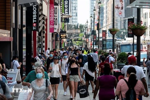 Người dân di chuyển trên một tuyến phố mua sắm ở New York, Mỹ ngày 7/6/2021. (Ảnh: AFP/TTXVN) 