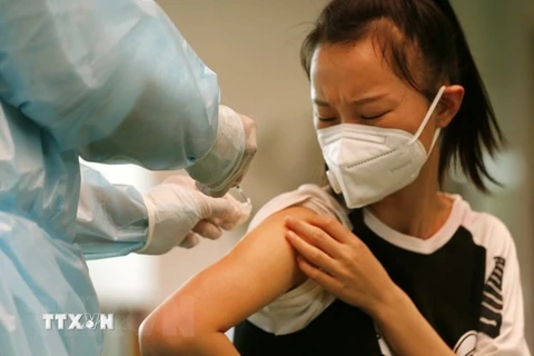 Tiêm chủng vaccine ngừa COVID-19 tại Phnom Penh, Campuchia. (Ảnh: THX/TTXVN) 