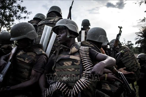 Binh sỹ quân đội CHDC Congo trong chiến dịch truy quét phiến quân Hồi giáo ở Oicha, CHDC Congo. (Ảnh:AFP/TTXVN)