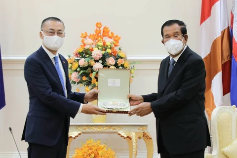 Thủ tướng Campuchia Samdech Akka Moha Sena Padei Techo Hun Sen tiếp Đại sứ đặc mệnh toàn quyền Việt Nam tại Vương quốc Campuchia Vũ Quang Minh tới chào từ biệt.(Ảnh:Trần Long - PV TTXVN tại Campuchia)