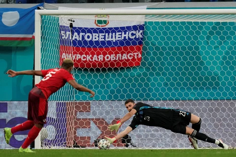 Thủ môn Unai Simon (phải) xuất sắc cản phá cú sút penalty của hậu vệ Manuel Akanji đội tuyển Thụy Sĩ trong trận đấu ở vòng tứ kết Giải vô địch bóng đá châu Âu (EURO) 2020, trên sân vận động Saint Petersburg, Nga, ngày 2/7/2021. (Ảnh: AFP/TTXVN)