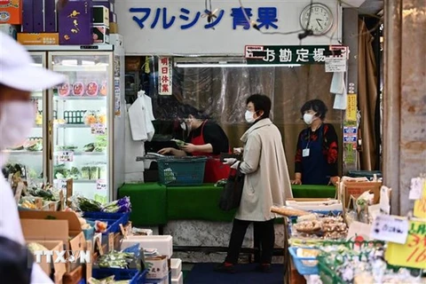Người dân mua sắm tại một cửa hàng rau củ ở Tokyo, Nhật Bản. (Ảnh: AFP/TTXVN) 