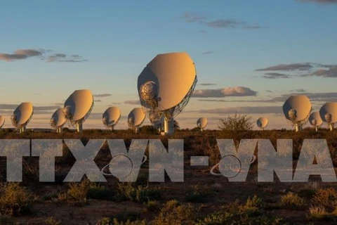 Các thiết bị tầm soát sóng âm thanh của MeerKAT - Tổ hợp kính thiên văn và thiết bị tầm soát sóng âm thanh vũ trụ do Nam Phi xây dựng và ra mắt tháng 7/2018. (Ảnh: TTXVN phát)