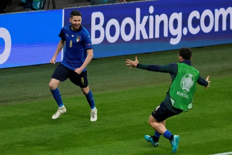 Tiền vệ Italy Jorginho (trái) ăn mừng chiến thắng cùng đồng đội trong trận bán kết EURO 2020 gặp Tây Ban Nha trên sân Wembley (Anh) ngày 6/7/2021. (Ảnh: AFP/TTXVN)