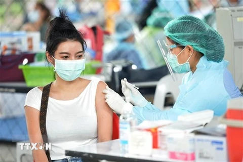 Nhân viên y tế tiêm vaccine ngừa COVID-19 cho người dân tại Bangkok, Thái Lan. (Ảnh: THX/TTXVN) 
