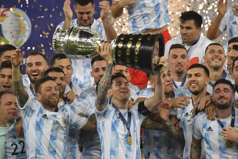 Các cầu thủ Argentina giơ cúp vô địch Copa America 2021 sau khi giành chiến thắng trước Brazil trong trận chung kết trên sân vận động Maracana ở Rio de Janeiro, Brazil, ngày 10/7/2021. (Ảnh: AFP/ TTXVN)