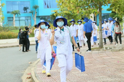Sinh viên lên đường đi hỗ trợ phòng, chống dịch COVID-19. (Ảnh: TTXVN )