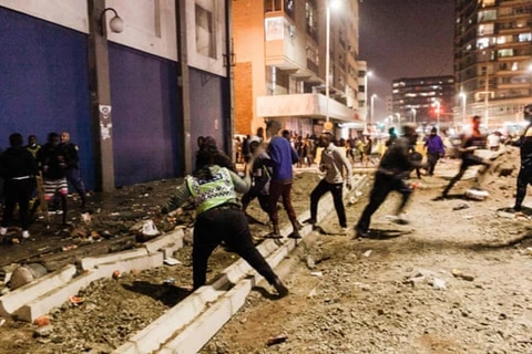 Bạo động nổ ra ở Nam Phi. (Ảnh: The Guardian)