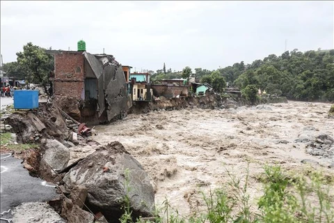 Lũ quét gây hư hại nhà cửa tại bang miền núi Himachal Pradesh, miền Bắc Ấn Độ. (Ảnh: AFP/TTXVN)