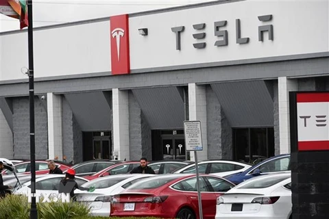 Một cửa hàng của Tesla tại Burbank, California, Mỹ. (Ảnh: AFP/TTXVN) 