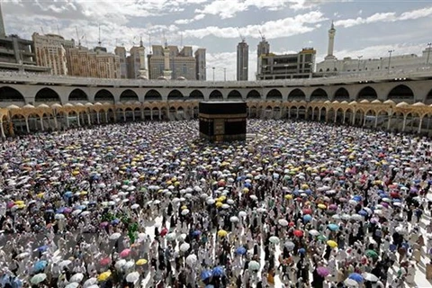 Tín đồ Hồi giáo tại Nhà thờ Lớn ở Thánh địa Mecca. (Ảnh: AFP/TTXVN)